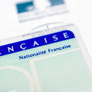 Gros plan sur une carte nationale d'identité française