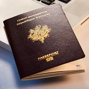 Passeport français posé sur un ordinateur portable