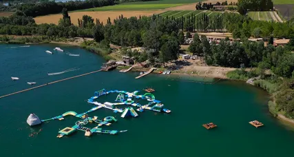 Vue aérienne d'un lac équipé de structures gonflables et d'un téléski nautique
