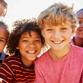 Groupe d'enfants souriants, serrés les uns contre les autres