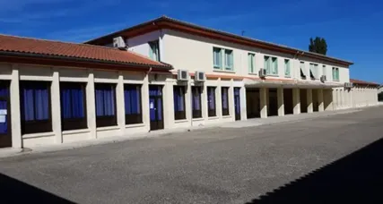 Bâtiment de l'école élémentaire Joliot Curie, façade claire et toit de tuiles