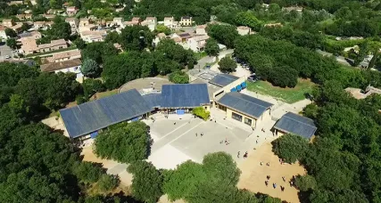 Vue aérienne de l'école primaire La Rocantine et de sa cour, entourées d'arbres