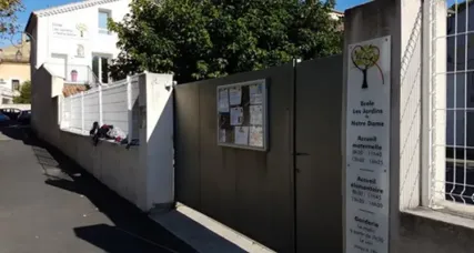 Portail et panneau d'entrée de l'école privée Les Jardins de Notre Dame