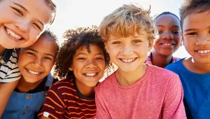Groupe d'enfants souriants, serrés les uns contre les autres