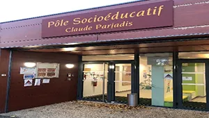 Entrée du pôle socio-éducatif Claude Parjadis, sous son enseigne