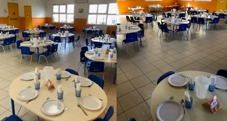 Réfectoire Marcel Pagnol : tables rondes dressées et petites chaises bleues dans une salle aux murs orange