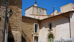 Façade du service Urbanisme et tour de l'horloge sous un ciel bleu