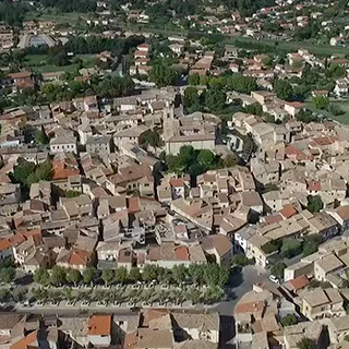 Vue aérienne d'un village aux toits de tuiles