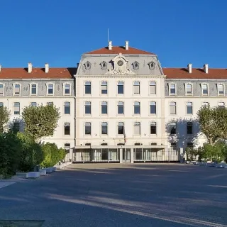 Façade du bâtiment de la préfecture à Avignon